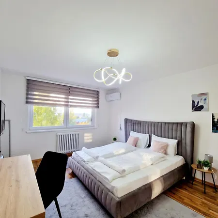 Infinity & Privat Garage * サラエヴォ