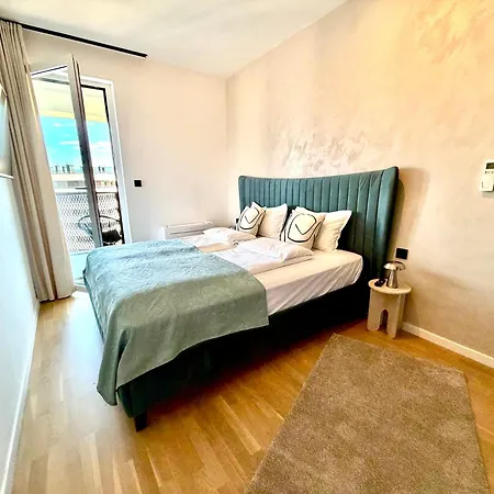 River Lux & Private Garage شقة